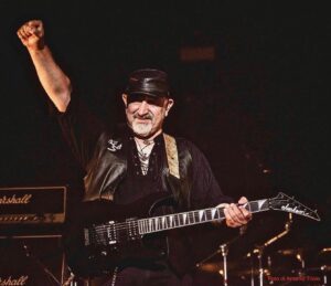 Ghigo Live on stage con chitarra Jackson nera