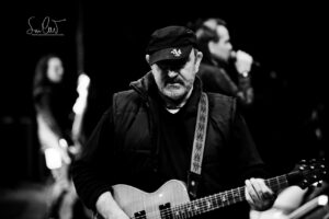Ghigo live on stage bianco nero