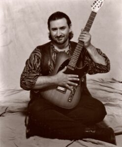 Ghigo seduto con chitarra 1994