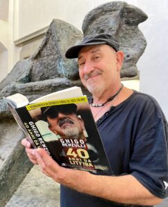 Ghigo che legge il suo libro "40 anni da Litfiba"