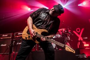 Ghigo Live on stage con Suhr e sfondo rosso l'ultimo girone 2022