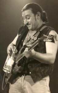 Ghigo live on stage con bottiglia tequila