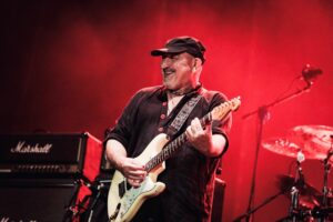 Ghigo con fender e sfondo rosso 2022