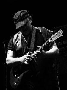 Ghigo black white rock in roma con Gibson